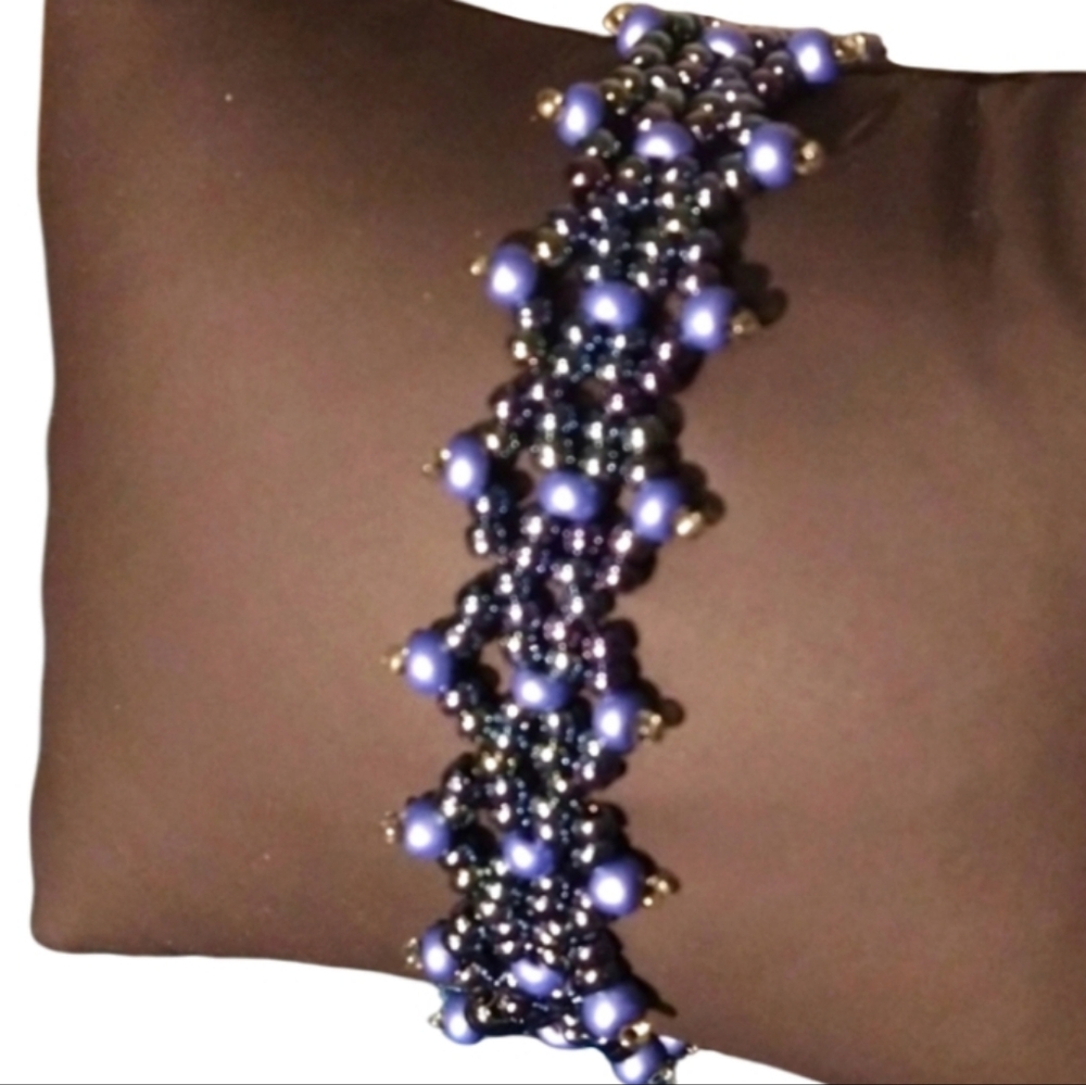 Two-tone blue seed beaded bracelet